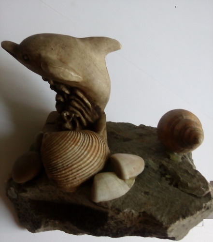 Escultura De Delfin Sobre Roca Con Olas Conchas Caracol Mar Verde (Usado)