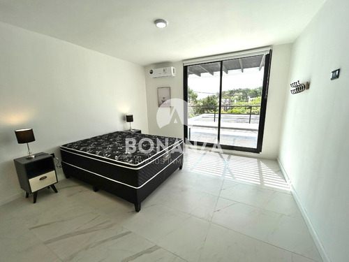 Punta Colorada - Piriápolis. Casa En Venta Con Piscina, 50 Metros De La Playa.