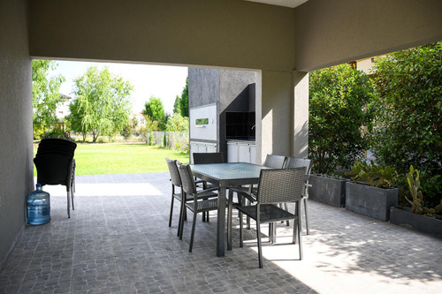 Casa En Venta Con Pileta En Barrio Privado La Carolina Golf Y Country Club