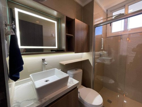 Apartamento En Venta Las Chimeneas Valencia, Cocina Empotrada Con Tope Y Salpicadero En Cuarzo Y Mesón Desayunador En Piedra Sinterizada, Con Planta Al 50%, Totalmente Amoblado Facial Acceso. Dapo
