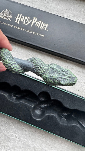 Varita Slytherin Exclusiva Wizarding World Harry Potter Verde Oscuro (Usado)