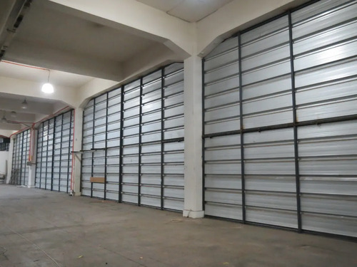 Bodega Con Oficinas, 406 M2 En Condominio Costanera Norte