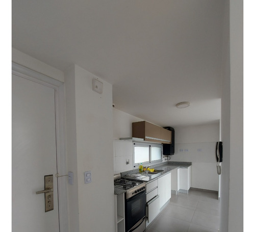 Departamento En Alquiler Dos Ambientes Listo Para Habitar, 3° Piso, Con Entrada Para Auto Descubierta. Larrea 1128, Quilmes Oeste.