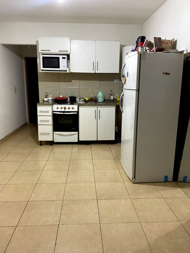 Dueña Vende Dos Ambientes Amplio En Morón Parana 585, Segundo Piso X Escalera, Lindo Edificio. Solo Whatts
