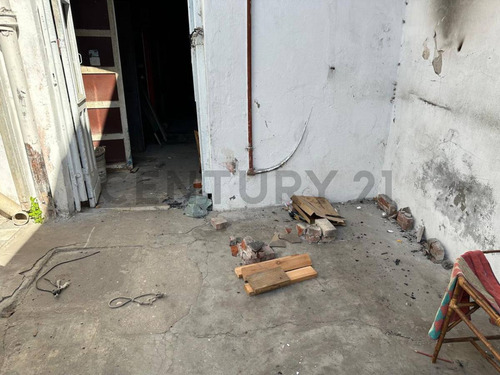 Casa A Reciclar Con Amplio Terreno Y Tinglado En El Fondo