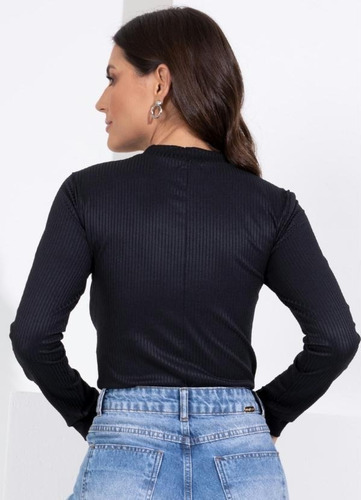 Imagem 2 de 6 de Blusa Preta Gola Alta Com Decote Vazado E Mangas Longas Fem.