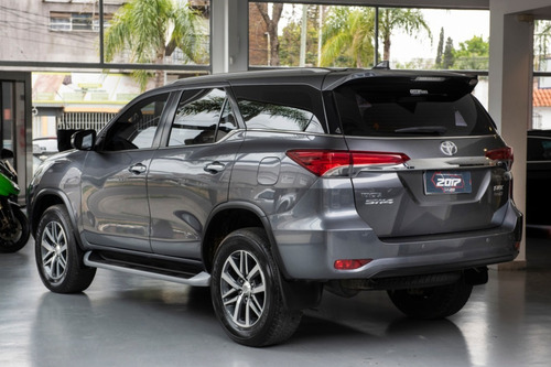 Imagen 8 de 15 de Toyota Sw4 2.8 Srx 177cv 4x4 7as At