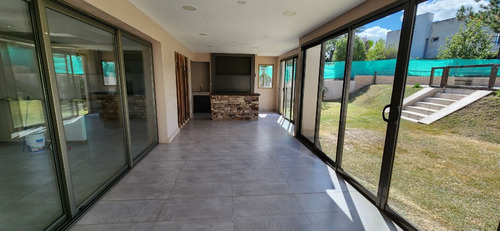 Venta Casa Amplia Y Funcional / Barrio Cerrado / 3 Dorm