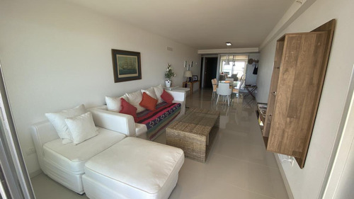 Apto, 2 Dorm, Parrillero, Edificio Con Servicios - Playa Brava