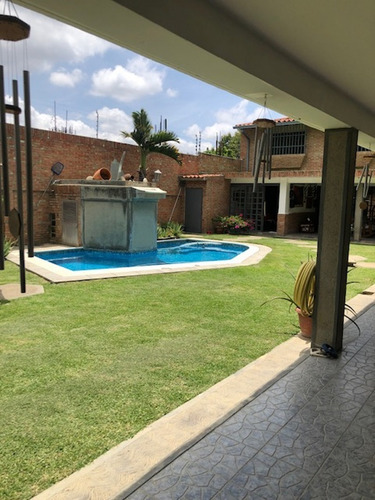 En Venta Bella Casa 563m²t Y 440m² C-5h+4b+1hs+1bs+piscina- T. Club Hipico