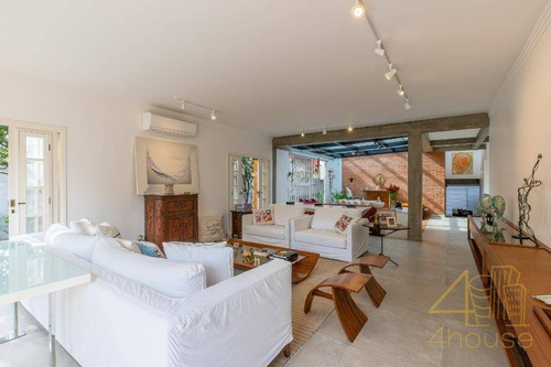 Imagem 2 de 22 de Casa À Venda Na Rua Ubiracica. 234 M², Fino Acabamento, Rodeada Por Jardim, Espaçoso Quintal, Área Gourmet, Edícula, 3 Suítes E 4 Vagas. Boaçava - Ca0620