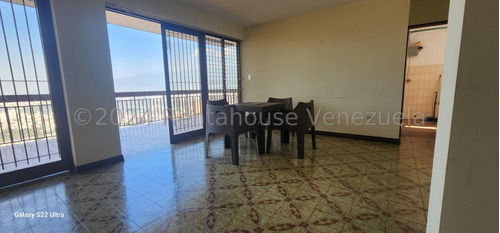 Vendo Grandiosa Casa Quinta De 3 Niveles Con Vista Panoramica A Toda Caracas De 400mts2 6hab 6 Baños 6 Puestos Estacionamiento En Colinas De Santa Monica. Mls #24-19812