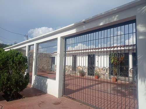  José López Vende  Bella Y Amplia Casa En Conj. Privado En  Las Trinitarias Barquisimeto  Lara, Venezuela. 4 Dormitorios  2 Baños  297 M² 