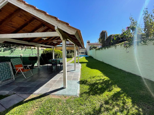 Imagen 20 de 21 de Casa En Venta De 4 Ambientes Con Cochera Y Jardín En Adrogué