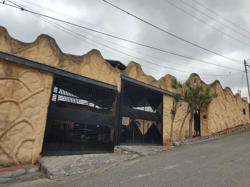 Casa De Dos Niveles Y 800m2 De Terreno en Urb Pan De Azucar Carrizal