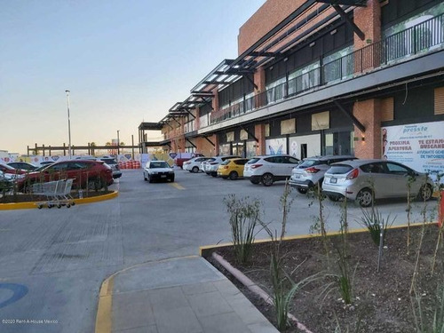 Imagen 2 de 12 de Local Comercial En Moderna Y Elegante Plaza En El Refugio Jf