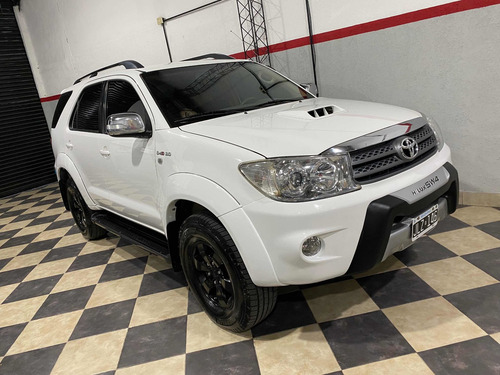Imagen 1 de 14 de Toyota Hilux Sw4 2011 Blanca 7 Asientos 4x4 Impecable Permut