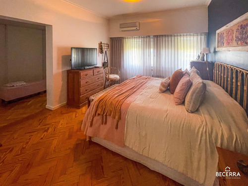 Imponente Chalet De Estilo Clásico En Parque Johnston - Venta En Hurlingham
