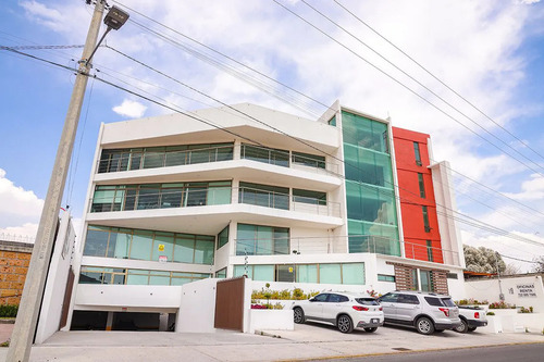 Edificio De Oficinas En Vía Principal Con Vista Panorámica