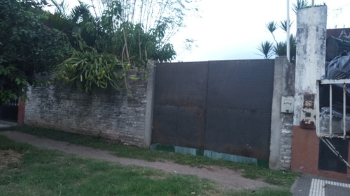 Terreno Con Agua Y Cluacas. Baño Y Espacio Techado Al Fondo