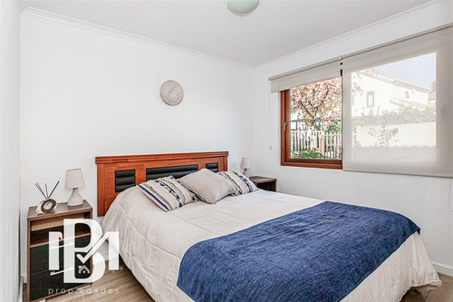 Casa En Venta En Condominio De 5 Dorm. En Las Condes