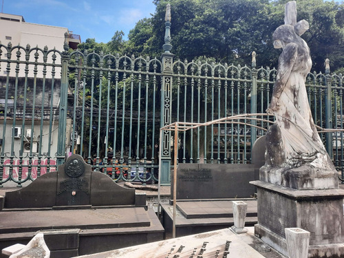 Vendo Jazigo Perpétuo No Cemitério São João Batista, Ótima Localização, Bela Escultura E Adornos