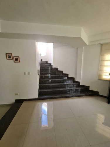 Imagen 12 de 28 de Cómoda Casa De Dos Plantas En Loma Linda, Sector Las Peonías, Puerto Ordaz