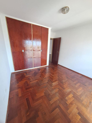 Departamento En Venta 2 Dormitorios Con Balcón. Centro. Sobre Vélez Sarfield