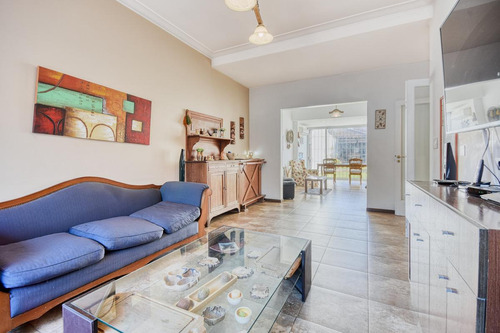 Imagen 7 de 30 de Impecable Casa En Venta Con 4 Dormitorios Mas Dependencia! Jardin Pileta Y Parrilla!