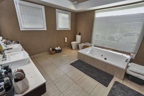 Imagen 29 de 30 de Venta | Casa Con 4 Dormitorios Más Dependencia | Lote Al Agua | El Golf