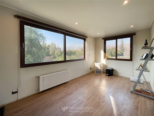 Casa En Venta De 5 Dorm. En Colina