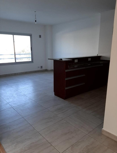 Imagen 2 de 10 de Departamento En El Centro De Campana