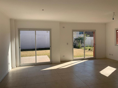 Imagen 15 de 22 de Casas En B° Con Porton Excelente Ubicacion