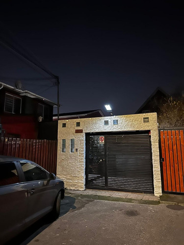 Casa De Dos Pisos De Tres Dormitorios Barrio Residencial