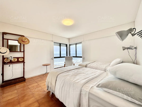 Apartamento De Cuatro Dormitorios Y Dependencia En Venta, Punta Del Este.