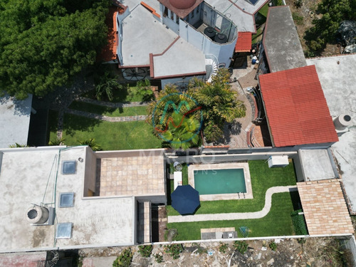 Casa En Venta En Col. Lazaro Cardenas De 2 Niveles Y Con Alberca