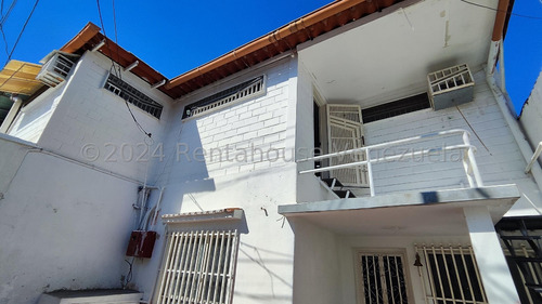 Casa En Venta Maracay Urb La Maracaya 24-16462 Ap.