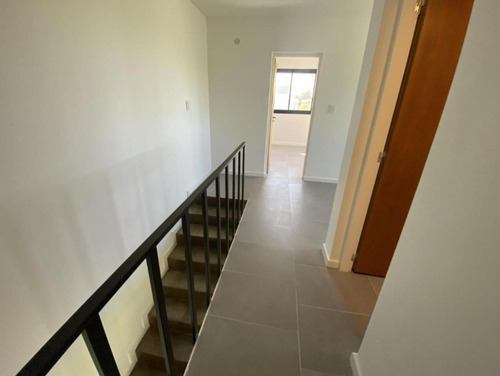 Casa En Venta - 2 Dormitorios 2 Baños - Cochera - 280mts2 - Manuel B. Gonnet