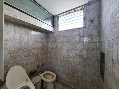 Pent House En Venta De 2 Niveles, Con Amplios Y Ventilados Espacios En San Bernardino, 25-4833