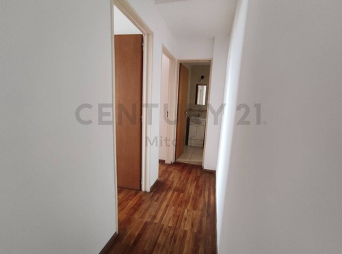 Imagen 5 de 10 de Departamento De 2 Dormitorios Con Cochera En La Plata