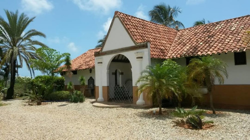 Casa Colonial Con Amplio Terreno, Ideal Para La Siembra 