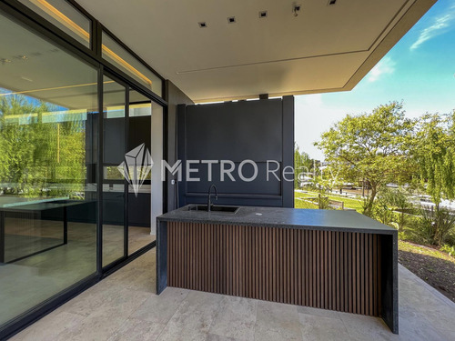 Casa En Venta Con 4 Suites Y Amarra En El Yacht, Nordelta