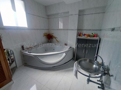 Espectacular Ph En Venta En Hermoso Edificio De Los Chaguaramos Mls#25-10496 - Jca