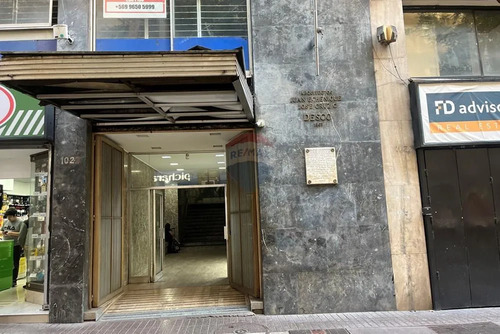 Oficina  Amplia Y Funcional En Santiago Centro.