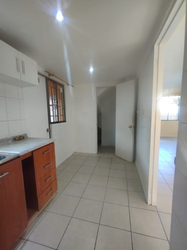 Casa 2 Pisos, Impecable, 4 Dorm., 2,5 Baños, Estac., Porton