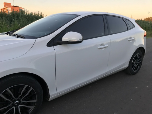 Volvo V40 T4 2.0 Turbo 2017 High Plus At 190 Hp