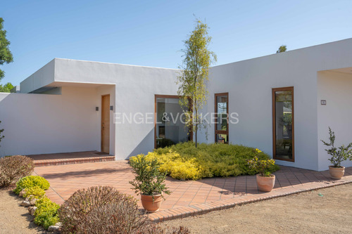 Venta Preciosa Casa Muy Bien Ubicada En Marbella