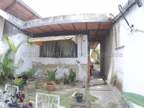 Yg Increíble Casa Con Dos Anexo, Potencial Para Remodelar Residencial O Comercial, Ubicada En Esquina Con Fácil Acceso En Venta En La Trinidad 24-1929 Ys
