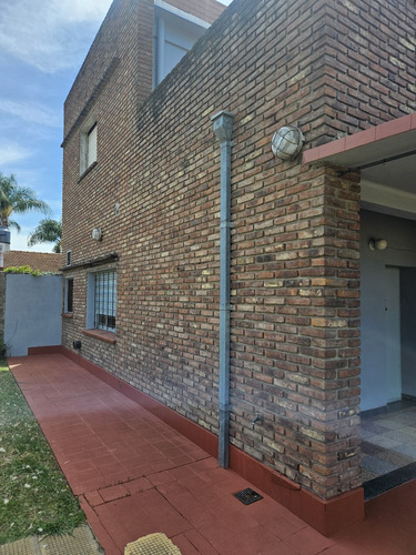 Excelente Ubicación Casa De 2 Plantas Importe Parque Jardín Al Frente Toma De Dpto Chico Como Parte De Pago