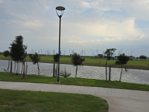 Terreno En Venta Vida Club De Campo En Funes, Lote 60 Con Fondo Al Reservorio Y Fondo Norte